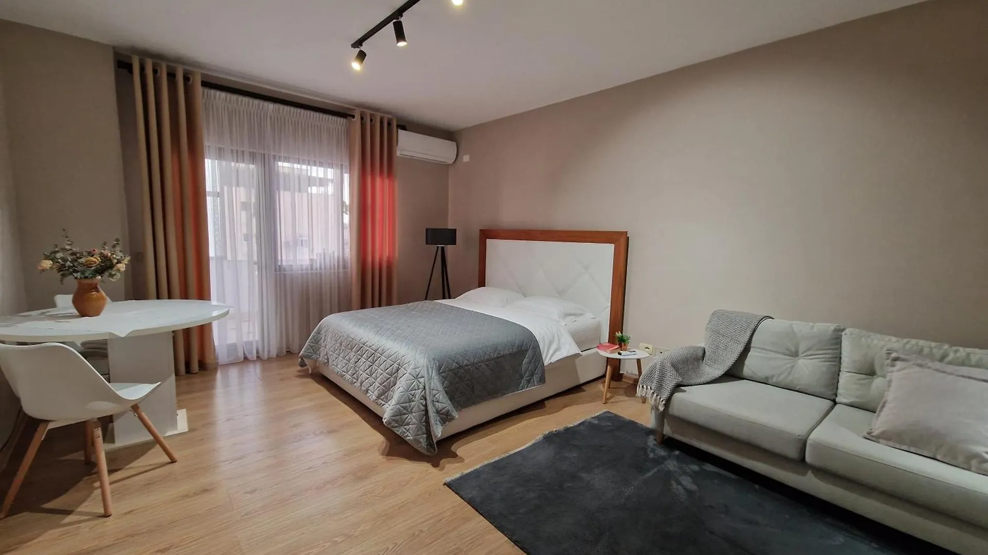 Cozy Apartment In The Heart Of Bllok Tirana 0*,  Albánie
